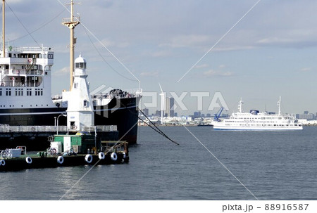 横浜港「白灯台」明治29年(1896)の竣工、令和4年119年  灯台としての役目を終える　 88916587