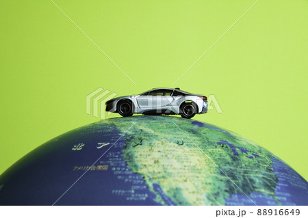 地球儀と車 88916649