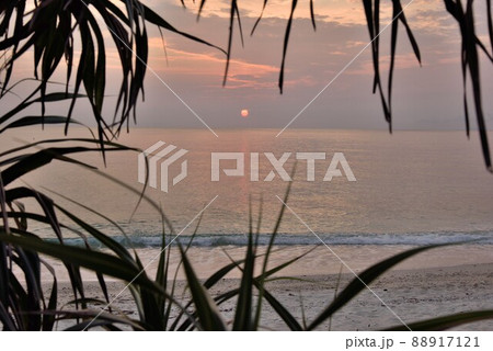 奄美十景　穏やかに沈む大浜海浜公園の夕日 88917121