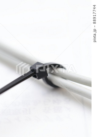 結束バンドでケーブルを纒める 88917744