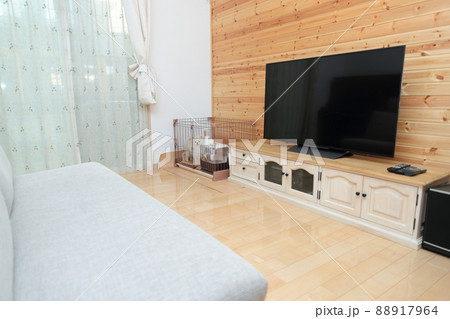 リビングのケージでくつろぐオスのポメラニアン 88917964