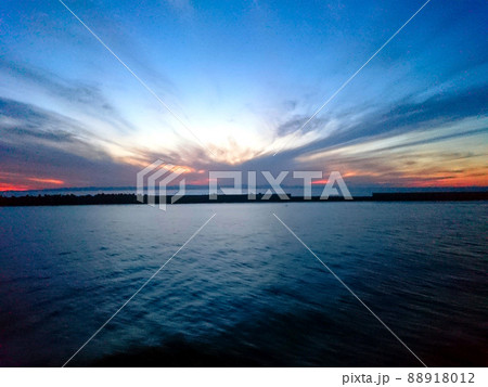 海に吸い込まれるような夕焼け雲 海に吸い込まれるような夕焼け雲 88918012