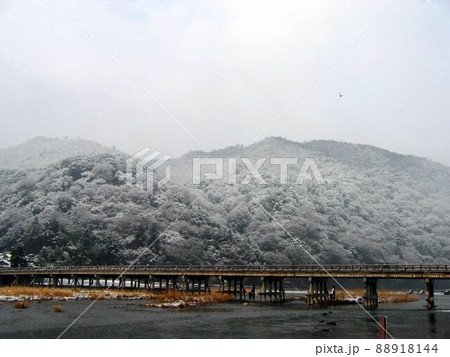 雪景色の京都嵐山 渡月橋 雪景色の京都嵐山 渡月橋 88918144