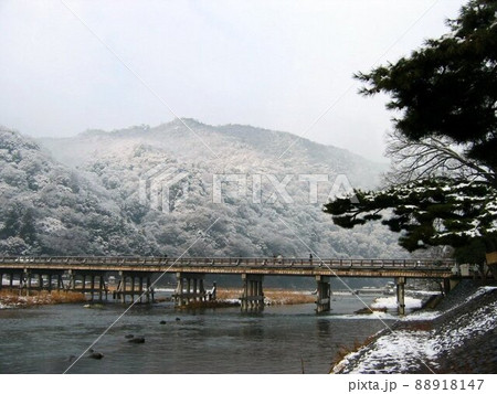 雪景色の京都嵐山　渡月橋 88918147