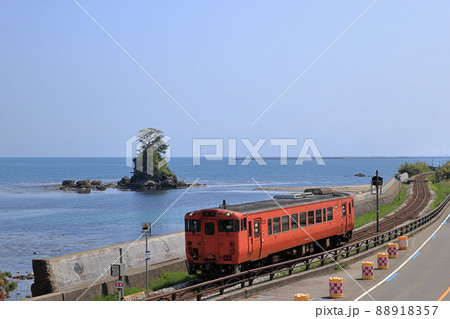 雨晴海岸を走る氷見線列車 88918357