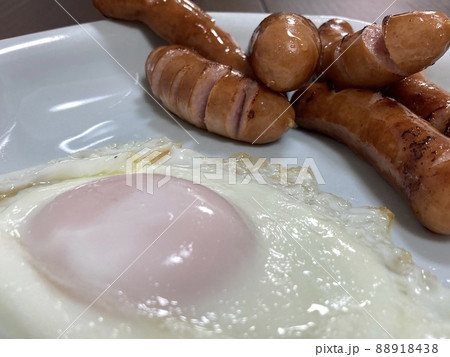 目玉焼きとウインナー 88918438