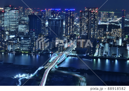 カレッタ汐留から見る汐留の夜景と築地大橋の光跡 カレッタ汐留から見る汐留の夜景と築地大橋の光跡 88918582
