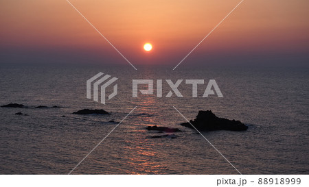 日本海に沈む夕日 88918999