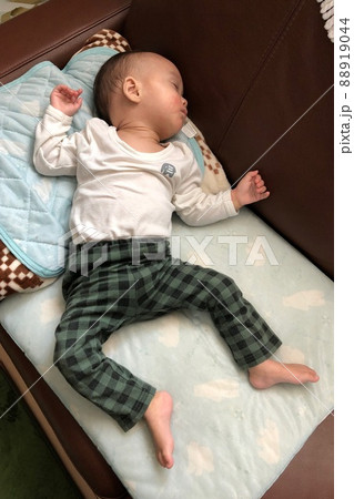 寝相が悪いシリーズ、なんだかカンフーでもしているような寝相の男の子。 88919044