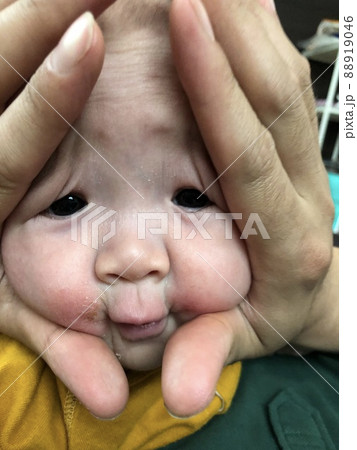 パパに変顔させられながら遊んでいる男の子。 88919046