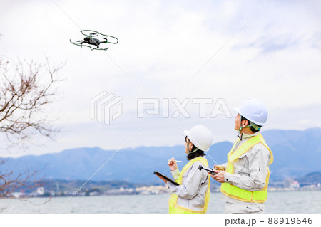 ドローンを操縦する作業員 88919646