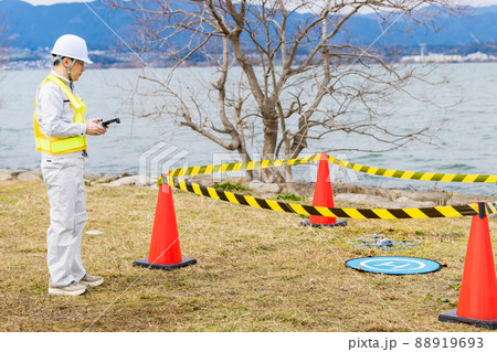 ドローンを操縦する作業員 88919693