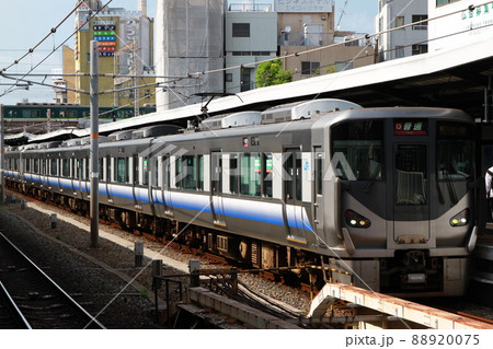 JR西日本京橋駅に停車中の225系電車 88920075