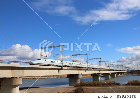 晴れた日の加古川橋梁を渡る新幹線 晴れた日の加古川橋梁を渡る新幹線 88920189