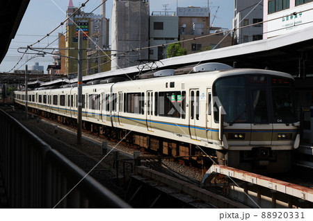 JR西日本京橋駅に停車中のJR大阪環状線221系 88920331
