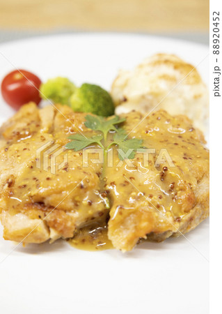 マスタードソースをかけたチキンステーキ 88920452