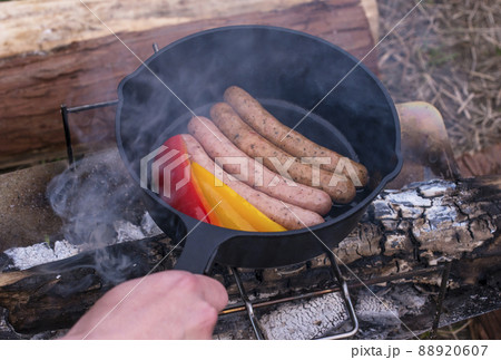 キャンプ飯 キャンプ料理 スキレット 調理する人 イメージ素材 キャンプ飯 キャンプ料理 スキレット 調理する人 イメージ素材 88920607
