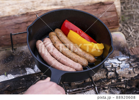 キャンプ飯 キャンプ料理 スキレット 調理する人 イメージ素材 キャンプ飯 キャンプ料理 スキレット 調理する人 イメージ素材 88920608