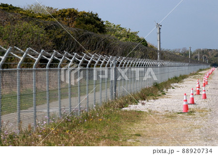 「有刺鉄線」と「フェンス」 88920734