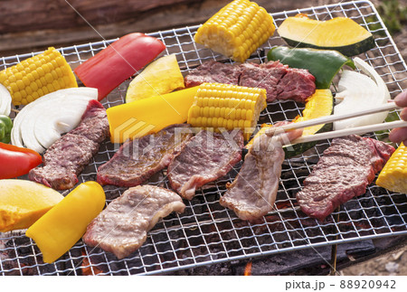 バーベキュー 焼肉 BBQ 網焼き 炭火焼き キャンプ飯 イメージ素材 バーベキュー 焼肉 BBQ 網焼き 炭火焼き キャンプ飯 イメージ素材 88920942