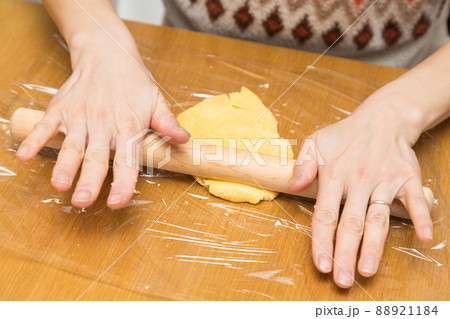 お菓子作りをする女性の手元 88921184