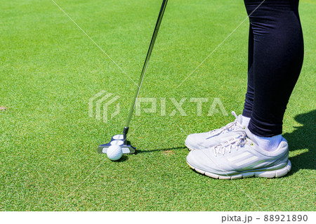 ゴルフ グリーン パッティング 【 アウトドア スポーツ の イメージ】 ゴルフ グリーン パッティング 【 アウトドア スポーツ の イメージ】 88921890