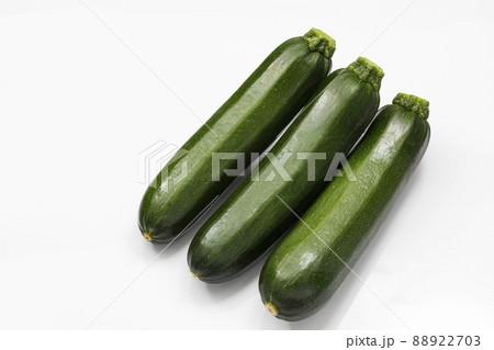 白バックのズッキーニ 88922703