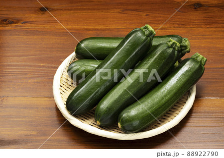 ざるに盛ったズッキーニ 88922790