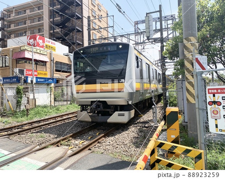 JR東日本 E233系 南武線 向河原駅踏切 JR東日本 E233系 南武線 向河原駅踏切 88923259