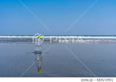 波打ち際とペットボトル 波打ち際とペットボトル 88923991