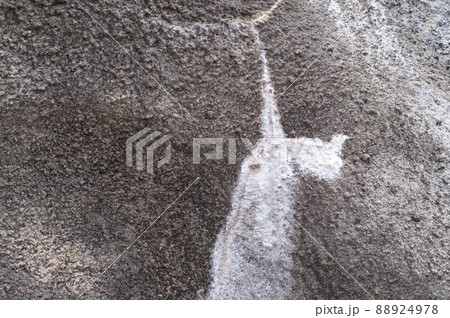 劣化して割れたコンクリートの法面 88924978