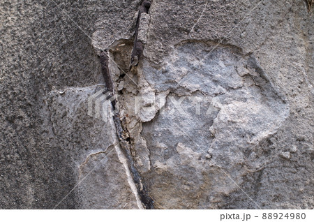 劣化して割れたコンクリートの法面 88924980