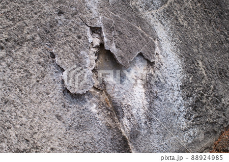 劣化して割れたコンクリートの法面 88924985