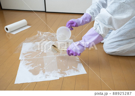 特殊清掃をする男性作業員 特殊清掃をする男性作業員 88925287