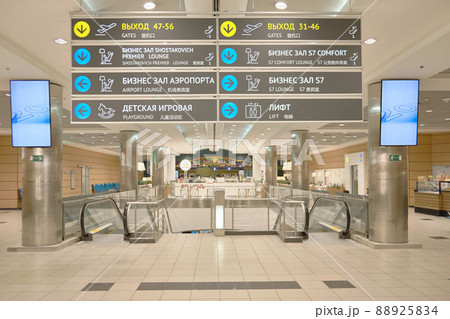 Airport navigation boards and staircase with elevators. Domodedovo airport, Russia - August 2020 Airport navigation boards and staircase with elevators. Domodedovo airport, Russia - August 2020 88925834