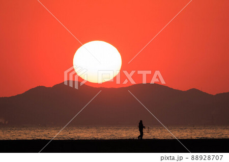 夕日と山「新島埠頭人工島」 夕日と山「新島埠頭人工島」 88928707