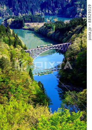 只見線 新緑に包まれる第一只見川橋梁を渡るキハE120形【縦構図、5月、三島町】 只見線 新緑に包まれる第一只見川橋梁を渡るキハE120形【縦構図、5月、三島町】 88929319