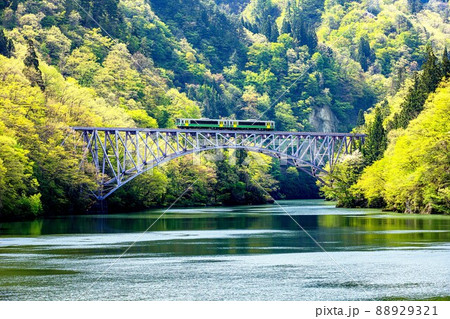 只見線　新緑の5月上旬、第一只見川橋梁を渡るキハE120形【福島県三島町】 88929321