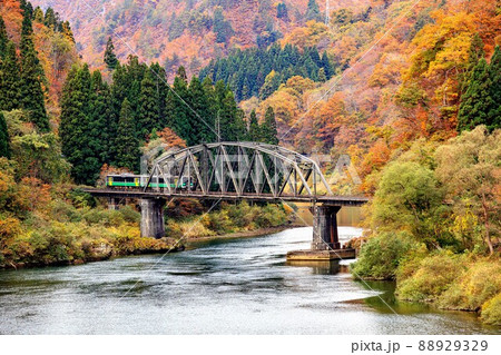 只見線　紅葉が美しい第四只見川橋梁を渡るキハE120形【福島県金山町】 88929329