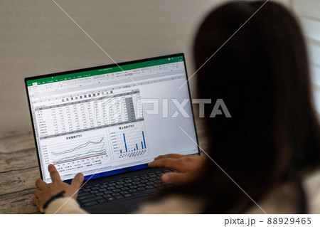 総務　経理　事務職　営業事務　一般事務　事務スタッフ　表計算　グラフ 88929465