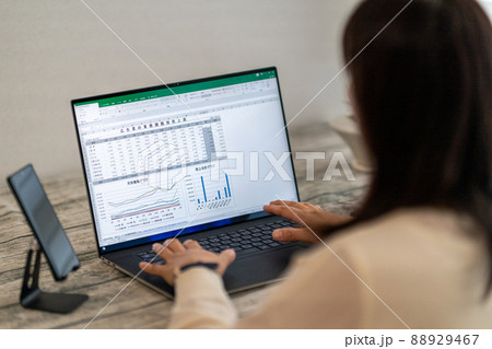 総務　経理　事務職　営業事務　一般事務　事務スタッフ　表計算　グラフ 88929467