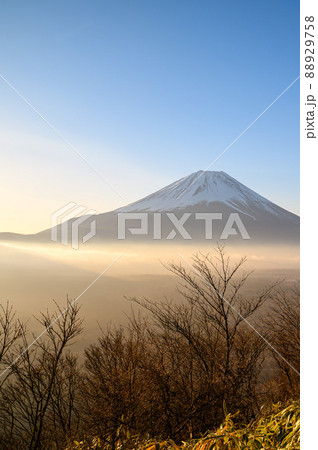 (山梨県)朝焼けの空と雲海と富士山・竜ヶ岳展望 (山梨県)朝焼けの空と雲海と富士山・竜ヶ岳展望 88929758