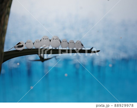 雪の降る森に住むかわいい小鳥（シマエナガ）の家族 88929978