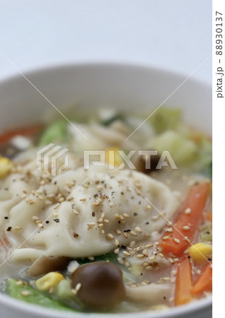野菜たっぷりの温かい餃子スープ 野菜たっぷりの温かい餃子スープ 88930137