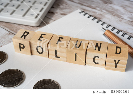 返金規約のイメージ｜「REFUND POLICY」と書かれた積み木、電卓、コイン、ペン 88930165