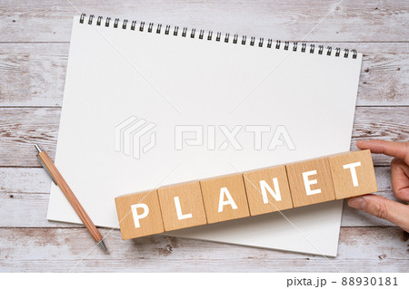 惑星のイメージ|「PLANET」と書かれた積み木、ノート、ペン、手 惑星のイメージ|「PLANET」と書かれた積み木、ノート、ペン、手 88930181