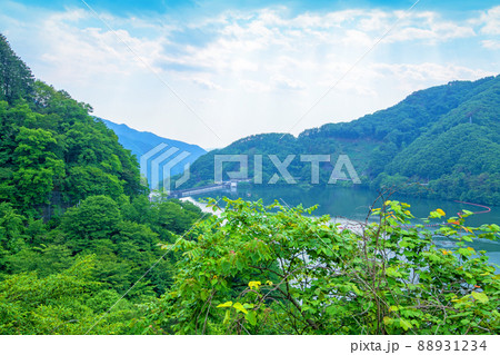 草木ダム　静かな草木湖　湖畔の風景　初夏の季節　　　 88931234
