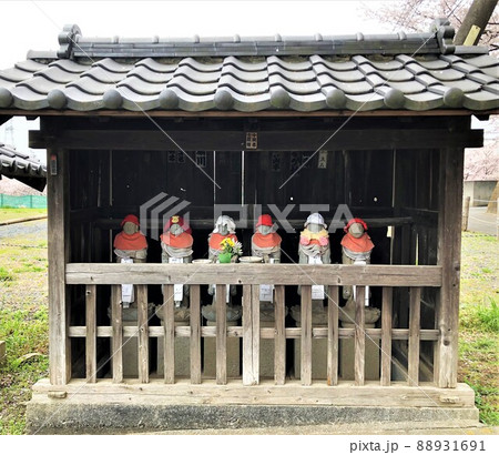 瓦屋根の小さなお堂に納まった赤いよだれ掛けをした六地蔵 瓦屋根の小さなお堂に納まった赤いよだれ掛けをした六地蔵 88931691