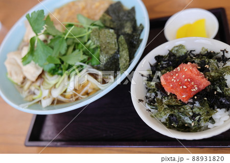 鶏白湯ラーメンと明太子ごはん(青森県) 鶏白湯ラーメンと明太子ごはん(青森県) 88931820