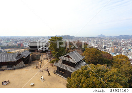 松山城 天守からの景色(乾櫓、松山市駅、空港方面) 松山城 天守からの景色(乾櫓、松山市駅、空港方面) 88932169